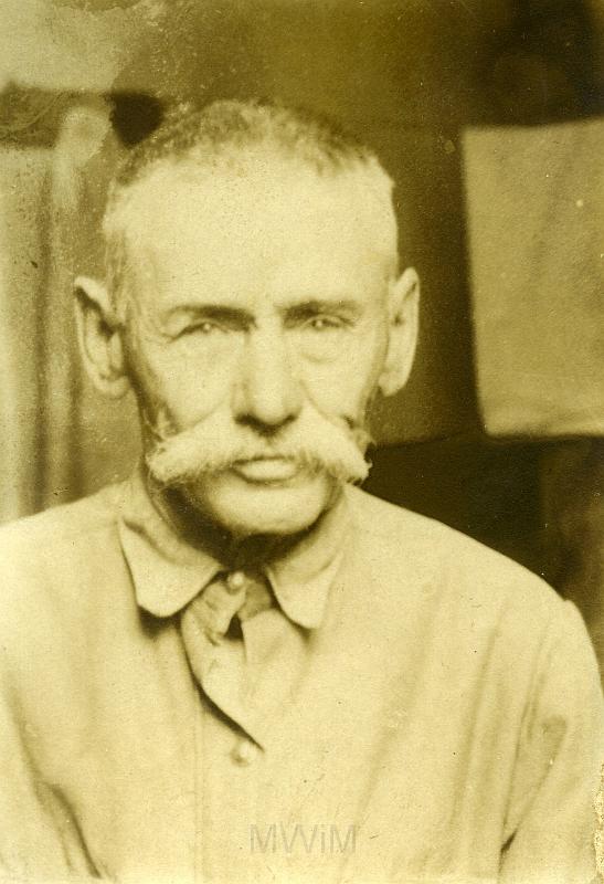 KKE 5114.jpg - Fot. W domu.  Antoni Katkowski – ojciec Marii Małyszko (z domu Katkowska), Taboryszki, lata 30-te XX wieku.